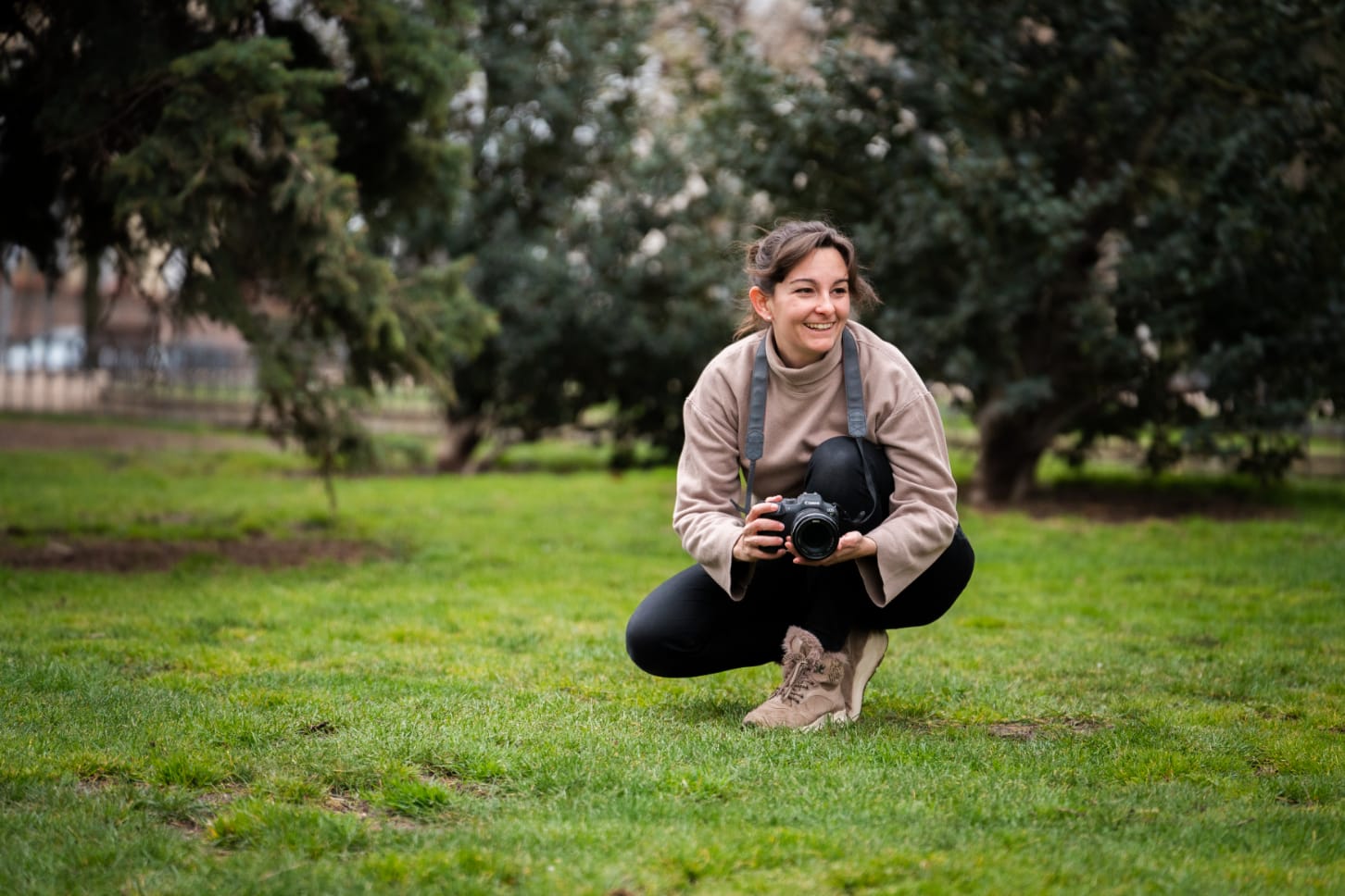 Sandra Roch con cámara, sonriendo durante una sesión en exterior